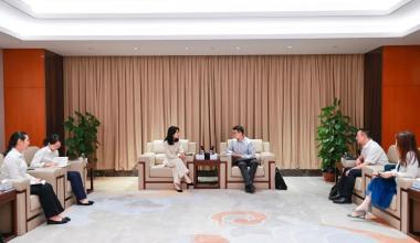 Peng Hao, puoluesihteeri ja Kiinan vienti- ja tuontipankin Zhejiangin haaratoimiston johtaja, vieraili Tongkunissa tutkimusta varten.