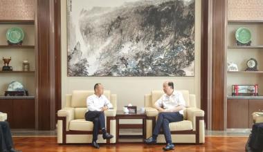 Kiinan teollisuus- ja liikepankin Jiaxingin sivuliikkeen johtaja Zhang Shiqian vierailee Tongkunissa tutkimusta varten